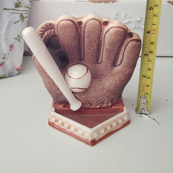 Baseball Glove Planter - Picture 7 of 7